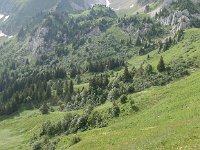 Mais d'abord passer sous l'arête de Chevry. Tout en bas à gauche, une tourbière.